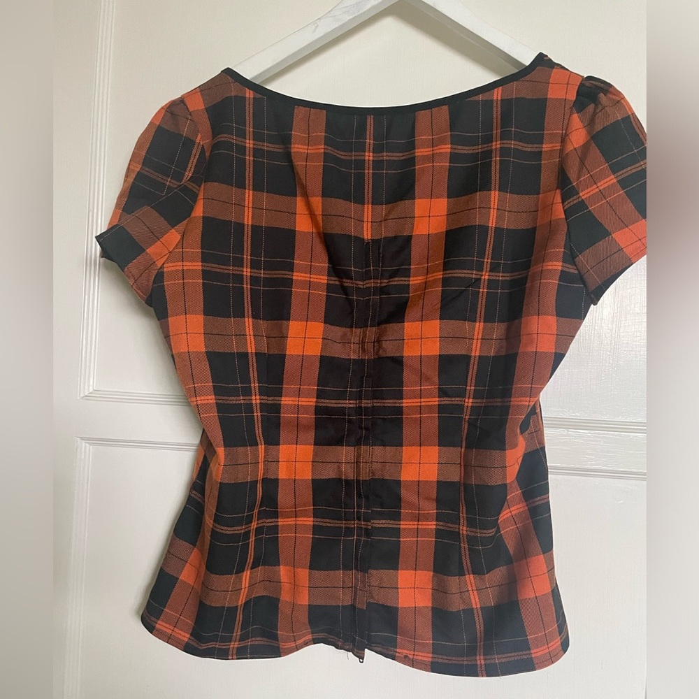 vintage style top with zipper in back!not much stretch, very flattering style:) - Picture 2 of 4